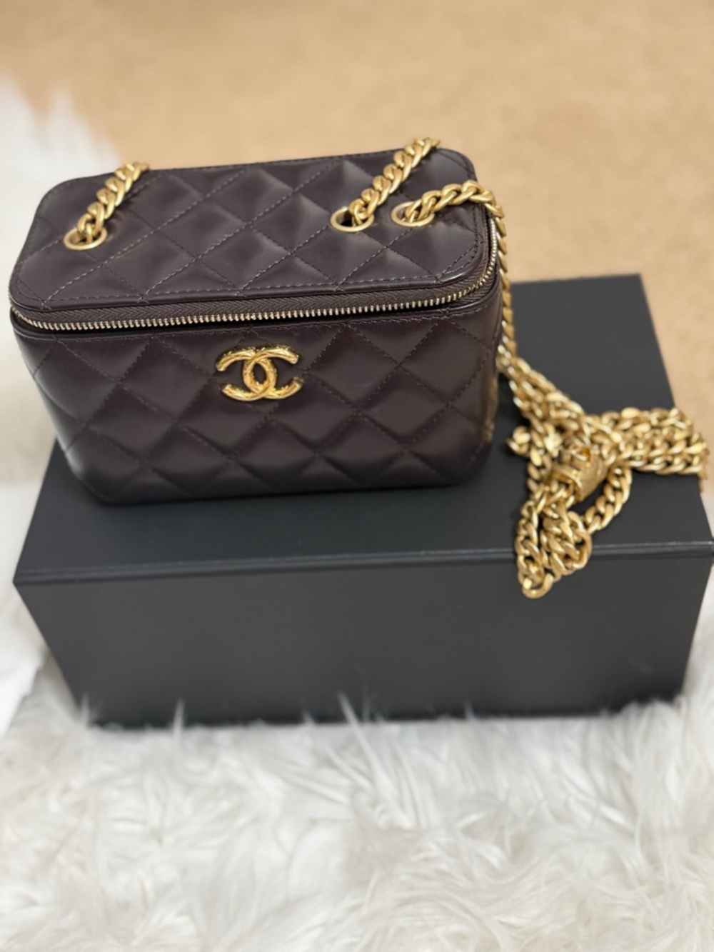 Excellent condition - CHANEL Vanity Case w/ Gold Double Chain